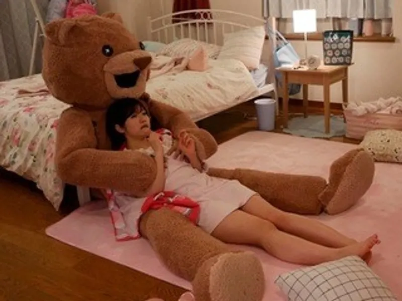 Chú em ghệ nhồi bông và em học sinh nữ ngây thơ